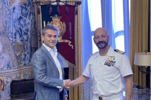 L'Amerigo Vespucci torna a Cagliari e la città riabbraccia la "Signora dei Mari" 3 Il sindaco Massimo Zedda e il Capitano di Vascello Nicasio Falica2 1